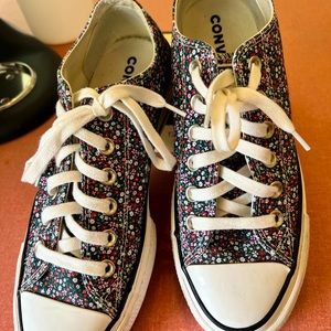 Converse, size 7.5, navy blue flower print platforms.